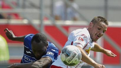 Bild: dpa
Der SSV Jahn Regensburg (rechts) kommt zu einem Testspiel zur DJK Neustadt/WN.