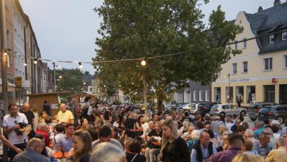 Bild: ads
Laue Temperaturen, kulinarische Genüsse und beste Unterhaltungsmusik vor der historischen Kulisse des Hirschauer Rathauses - diese Zutaten sorgen für einen regelrechten Run auf das Hirschauer Weinfest.