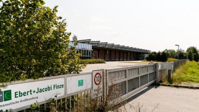 Bild: Hösamer
Noch hängt das alte Firmenschild an der Einfahrt zum Gelände. Die Pharma Stulln hat die Halle im Gewerbegebiet am Kalvarienberg in Pfreimd nahe der Autobahn gekauft.