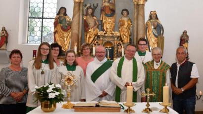 Bild: twg
Große Verabschiedung in Riglasreuth: von links Kirchenpflegerin Walburga Heinl, Lena Greger, Veronika Dumler, Sarah Philipp, Pfarrgemeinderatssprecherin Irene Ritter, Diakon Harald Schraml, Pfarrer Josef Waleszczuk, Jan Staufer, Pfarrer Hans Riedl und Mesner Walter Pirner
