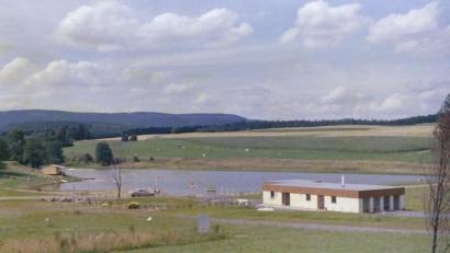 Repro: Stefan Hiller/exb
Ein Bild aus den Anfangsjahren: Aus der Baustelle war eine Wasserfläche entstanden. Fertig war auch das Betriebsgebäude. Die Bepflanzung folgte später.