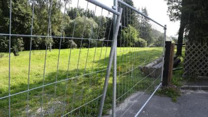 Bild: Petra Hartl
Endstation Bauzaun. Eine mitten auf einen Feld-, Fuß- und Wanderweg gebaute Doppelgarage veranlasste Spaziergänger in dem Schnaittebacher Ortsteil Haidhof, sich einen Umweg zu suchen. Jetzt wurden auch hier neue Fakten geschaffen.