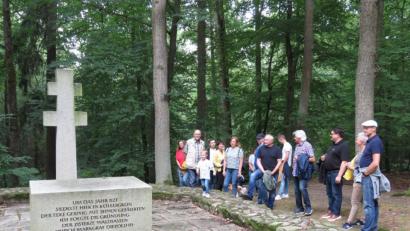 Bild: ubb
Ein großer Altarstein mit einem steinernen Kreuz zeugt heute von dem einstigen Gründungsort.