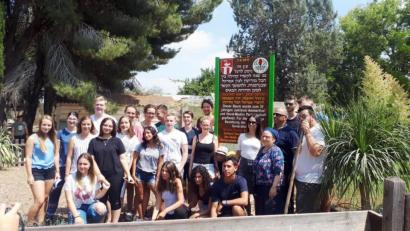 Bild: oe
Der Ort Moshav Mevo Modi´im in Israel ist in diesem Jahr fast vollständig niedergebrannt. Die Baumspende vom Gartenbauverein Ammerthal hat deshalb großen Symbolwert. Dorfsprecherin Nechama Silver (Zweite von rechts) dankt den Mitgliedern.