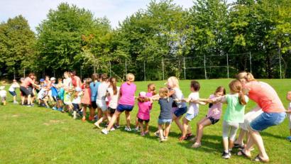 Bild: es
Für das Seilziehen kann man trotz Computerspielen viele Kinder auch heute noch begeistern.