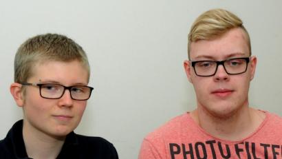 Bild: Stephan Huber
Wünschen sich mehr Akzeptanz für LGBTQ+ in der Gesellschaft: Rene (19) und Phillip (19) von der neu gegründeten Gruppe Kunterbunt.