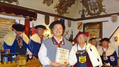 Bild: hl
Knappe Peter mit seinem Leibritter Konrad von Winterstetten, bei der Übergabe der Urkunde für die Ernennung zum Leibknappen.