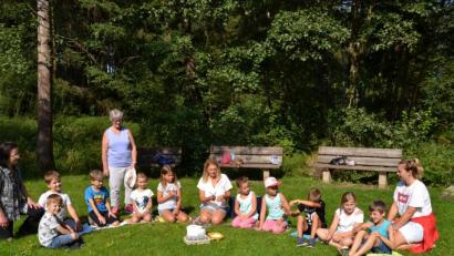 Bild: gi
Erzieherin Petra Forster (Mitte) brachte den Kindern Kräuter nahe, mit denen sie sich selbst helfen können. Betreut wurden die Mädchen und Buben weiter von Erzieherin Anni Hierold, Margit Ströhl und Praktikantin Vera Zimmermann (von links).
