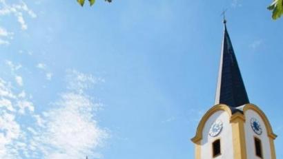 Bild: exb
Am heutigen Freitag lädt Kirchenmusiker Michael Koch um 19 Uhr zur Geistlichen Abendmusik in der Alten Pfarrkirche mit dem Dekanatschor des Dekanates Nabburg und mit Musik für Trompete und Orgel ein. Am Kirchweihsonntag findet dort um 8.30 Uhr ein Gottesdienst mit dem Kirchenchor statt.