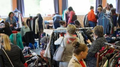 Archivbild: weu
Viele Anbieter werden beim Herbst-Mädchen-Flohmarkt im Mehrgenerationentreff wieder aktuelle Mode zu kleinen Preisen ausstellen.