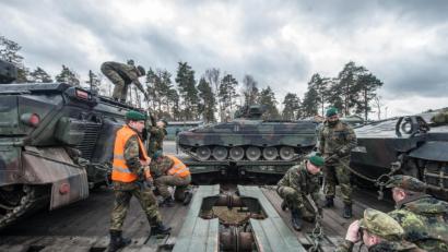 Bild: Armin Weigel/dpa
Schützenpanzer des Typs Marder werden auf dem Truppenübungsplatz Grafenwöhr auf einen Zug verladen.