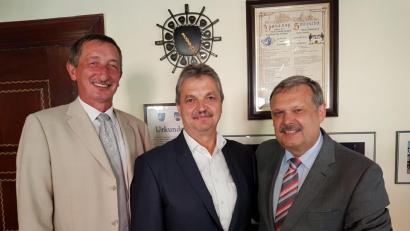 Bild: ck
Senator Miroslav Nenutil, Bürgermeister Andreas Wutzlhofer und Bürgermeister aus Stribro Václav Votava freuen sich auf eine gute Zusammenarbeit der beiden Partnerstadt Stribro und Vohenstrauß.