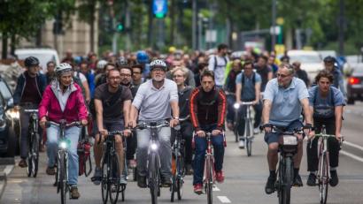 Bild: Frank Rumpenhorst/dpa
Ein große Gruppe Radfahrer fährt gemeinsam entlang einer Straße am Rande der Innenstadt. Sie sind Teil der Aktion "Critical Mass" (Kritische Masse), die es so in vielen Städten der Welt gibt. Eine größere Gruppe Radfahrer, die sich scheinbar zufällig treffen und ein paar Stunden gemeinsam durch die Stadt rollen. Sie wollen auf ihre Rolle als Verkehrsteilnehmer aufmerksam machen und gegen die Dominanz des motorisierten Verkehrs in den Städten protestieren.
