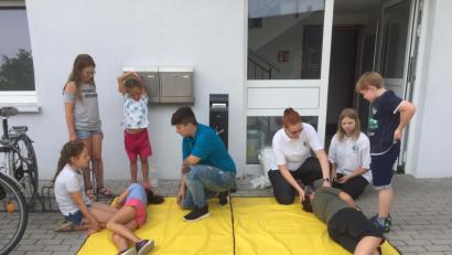Bild: jzk
Die Jugendrotkreuzhelfer zeigten den Kindern, wie sie einen Verletzten in die stabile Seitenlage bringen können.