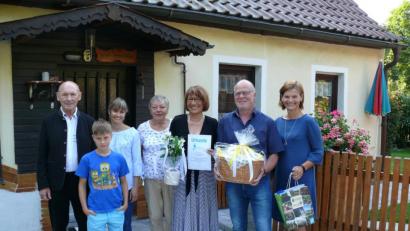 Bild: kgg
Dankesworte und Geschenke gab es für treue Gäste aus Hilden: Im Bild (von links) Zweiter Bürgermeister Karlheinz Hoyer, Adrian Zintl, Andrea Zintl und Hannelore Zintl, die Urlauber Sonja und Jörg Junkel sowie Inge Frank von der Tourist-Info.
