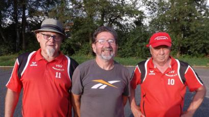 Bild: jzk
Helmut Porsch, Otto Ackermann und Dieter Niewolik (von links) können stolz auf ihren Erfolg bei der Bayerischen Meisterschaft im Petanque Triplette sein.