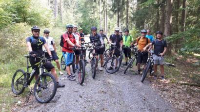 Bild: edo
Vierzehn Fahrer machen sich bei der „Kirwa-Radltour“ auf den Weg, um sieben prägnante Berge in der Region zu befahren.