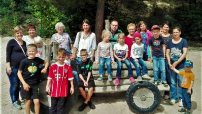 Bild: jml
Nur kurz sitzen und stehen die Kinder still fürs Foto. Danach geht es weiter beim Toben im riesigen Sandkasten Monte Kaolino in Hirschau.