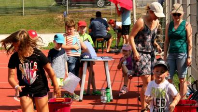 Bild: zer
Obwohl es heiß war, meistern die Kinder bei der Dorfolympiade im Ferienprogramm mit Bravour die gestellten Aufgaben und Spiele.
