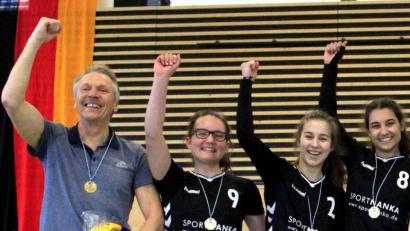 Bild: Hirsch
Erfolgstrainer Gerd Spies (links) jubelt mit den Mädchen, die im Schulwettbewerb das Bundesfinale erreichten und im Verein den Sprung in die Bayernliga schafften.