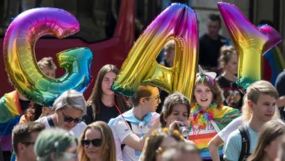 Bild: dpa/Jens-Ulrich Koch
Marschieren unter dem Regenbogen, der für die Vielfalt steht: Vor wenigen Tagen liefen Menschen beim Christopher Street Day durch das thüringische Erfurt (Bild), am Samstag organisiert die Gruppe Kunterbunt in Amberg den ersten Christopher Street Day.