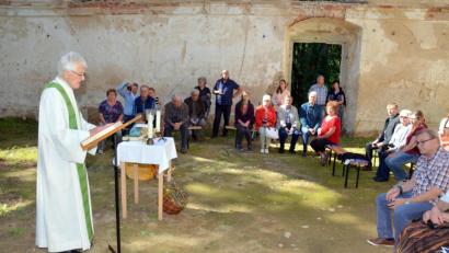Bild: fjo
Pfarrer Georg Hartl (links) feiert den Segensgottesdienst in der Kirchenruine.