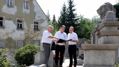 Bild: mef
Bürgermeister Günter Stich, sein Stellvertreter Bürgermeister Oliver Mutterer und Geschäftsführer Stefan Bäuml (von links) ziehen eine Zwischenbilanz zur Renovierung des Kriegerdenkmals.