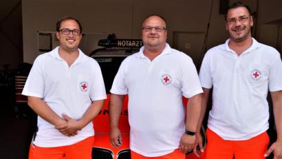 Bild: arw
Wachleiter Tino Unbehaun (Mitte) mit seinem neuen Vertreter Peter Zibell (rechts) und dem scheidenden stellvertretenden Wachleiter, Stephan Krauß (links). Dieser wechselt nun zur Integrierten Rettungsleitstelle in Weiden.