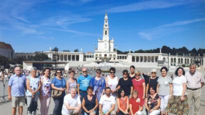 Bild: fvo
Die Pilgergruppe in Fatima. Die geistliche Leitung hatten Diakon Janusz Szubartowicz (kniend links) und den polnischen Geistlichen Pater Rafal Burnicki (kniend Dritter von links) übernommen.