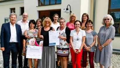 Bild: Hösamer
Die Mitglieder des Demenz-Netzwerks im Landkreis Schwandorf (Denis) stellten mit stellvertretendem Landrat Joachim Hanisch (links) das Programm für das erste Landkreis-Demenzforum vor, das am 18. September im Freilandmuseum Neusath stattfindet.