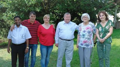 Bild: twi
Pater Georg, Schwiegersohn Serdan Kara, Tochter Beate Kara (von links) und 2. Bürgermeisterin Dr. Johanna Mertins (rechts) gratulieren dem Ehepaar Anna (85) und Franz Tietz (81) zur diamantenen Hochzeit.