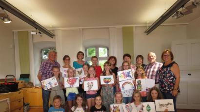 Bild: ubb
Zur Erinnerung an den schönen Kunstnachmittag stellten sich die Kinder mit den Künstlern am Ende zu einem Gruppenfoto zusammen.