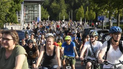 Bild: Petra Hartl
Start der 1. Amberger Critical Mass am ACC. Am Ende waren es rund 500 Radler, die rund um den Altstadtring fuhren.