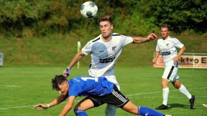 Bild: Werner Franken
Vincent Schweiger (vorne) und die SpVgg SV Weiden mussten sich in der Vorwoche mit einem torlosen Remis beim FC Tegernheim zufrieden geben.