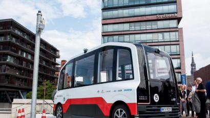 Bild: Daniel Bockwoldt/dpa
Selbstfahrende elektrische Kleinbusse, wie sie derzeit die Hamburger Hochbahn testet, werden in 15 Jahren mit Sicherheit zum alltäglichen Straßenbild gehören. Doch sonst liegt die Zukunft der Mobilität ziemlich in den Sternen. 	: