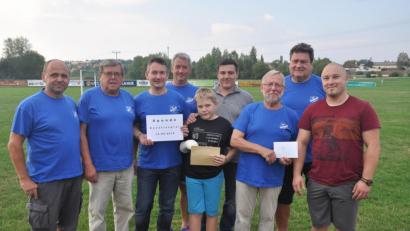 Bild: ws
Nach einer ersten Spende nach dem Benefizspiel konnte der FSV auch die Einnahmen aus dem Spiel an die Familie Bauer weitergeben. Mit Spenden, die beim Gartenfest der Alten Herren gesammelt wurden, wurde die Familie Walbrunn unterstützt. Im Bild (von links) Harald Bader, FSV-Vorsitzender Herbert Sladky, Matthias Fräde, Michael Voith, Lukas und Steve Bauer, Dr.Wolfgang Seidl, FSV-Spielleiter Jürgen Rieger und Berti Walbrunn.