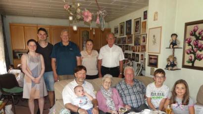 Bild: rn
Auf ein bewegtes Leben blickt Margitta Weissel zurück. Zu den Gratulanten des Tages gesellen sich mit den Söhnen Jürgen (rechts) und Werner (mit Urenkel Felix) auch dritter Bürgermeister Klaus Lehl, Laura Künneth (Sparkasse) und Seniorenbeauftragter Udo Müller (stehend von rechts).