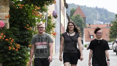 Bild: Petra Hartl
Durch die Fronfest- Richtung Mühlgasse wird – wie hier Phillip, Johanna und Charlie (von links) – der Demonstrationszug zum ersten Amberger Christopher-Street-Day ziehen, den das Trio maßgeblich mit auf die Beine gestellt hat.
