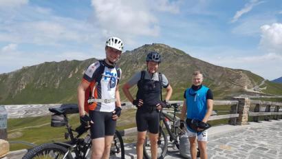 Bild: hä
Ihre Anreise zur Karlsbader Hütte absolvierten (von links) Stefan Bauer, Alexander Bauer und Michael Wedlich mit dem Mountainbike.