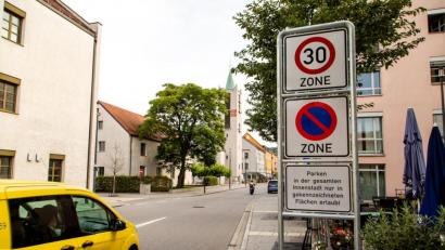 Bild: Hösamer
Zuletzt hat der Verkehrsausschuss die Tempo-30-Zone in der Innenstadt erweitert. Auch die Bahnhofstraße (Bild) gehört nun dazu. Nun soll nach einem Antrag der SPD auch das Kreuzbergviertel zur 30er-Zone werden.
