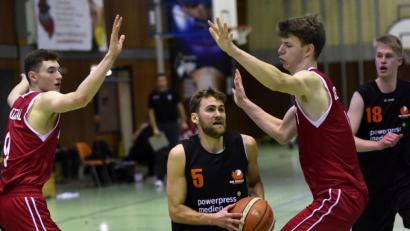 Bild: A. Schwarzmeier
Tobias Merkl (Mitte) traut den deutschen Basketballern bei der WM in China sogar den Titel zu.