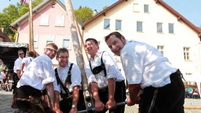 Bild: bmr
Ein Bild, das am Samstag beim Baumaufstellen in Rosenberg so nicht mehr zu sehen sein wird. Denn die Kirwaboum haben sich entschieden, ihr Wahrzeichen ab der 41. Kirwa nicht mehr in Tracht, sondern in Arbeitskluft mit einheitlichen T-Shirts in die Senkrechte zu bringen. Und wer weiß, vielleicht geht’s dadurch ja noch schneller.