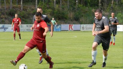 Bild: gb
Der TSV Waldershof (Christian Heinrich, rotes Trikot) feierte vergangene Woche einen 6:3-Erfolg bei der SG SV Mitterteich II/SV Steinmühle I (rechts Stefan Lippert). Am achten Spieltag empfängt der TSV den FC Vorwärts Röslau II, die SG gastiert beim TuS Erkersreuth.