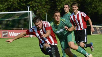 Bild: ham
Manuel Löffelmann (grün) vom FC OVI-Teunz hatte es nicht immer einfach gegen seine Gegenspieler von FC Rötz. Die Partie endete 1:1. Zum Lokalderby muss der FC OVI-Teunz am Sonntag zu den Sportfreunden Weidenthal.