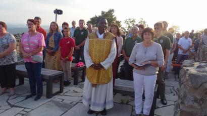 Bild: hl
Der Pfarrer feiert mit den Gläubigen in der Burgkapelle einen Gottesdienst.