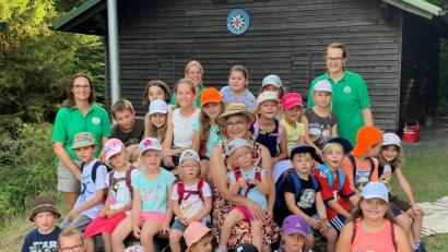 Bild: mez
Rund 25 Kinder und Jugendliche hatten viel Spaß bei der Märchenschnitzeljagd quer durch den Tannenberger Wald. Am höchsten Punkt der 696 Meter hohen Bergwachthütte wartete OGV-Vorsitzende Maria Frauenholz (Mitte) ebenso auf die fleißigen Wanderer wie ihre drei Betreuerunnen Birgit Schindler (links), Jenny Kassler (rechts) und Claudia Melzner (hinten Mitte).