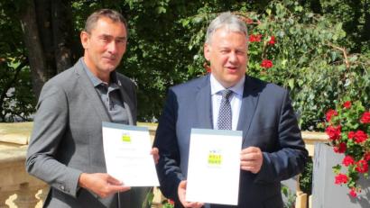 Bild: exb
Reinhard Graf (links) mit Landrat Richard Reisinger.