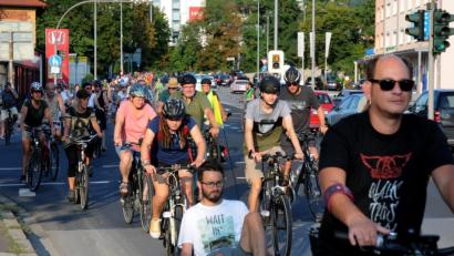 Bild: Stephan Huber
Wenn der Fahrradpulk kommt, ist für die Autos erst einmal warten angesagt.