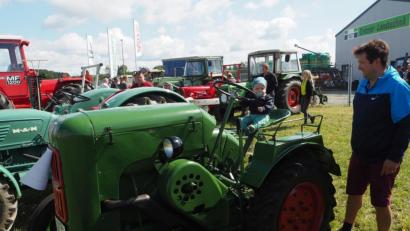 Bild: gz
Vor zwei Jahren nahm der damals knapp ein Jahr junge Konstantin im Beisein seines Vaters den 1950 gebauten Bulldog der Marke Allgaier in Beschlag.
