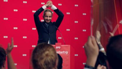 Bild: dpa
Der Satiriker Jan Böhmermann bewirbt sich nach eigenen Worten mit der Kampagne #neustart19 um den SPD-Parteivorsitz in seiner Sendung «Neo Magazin Royale»